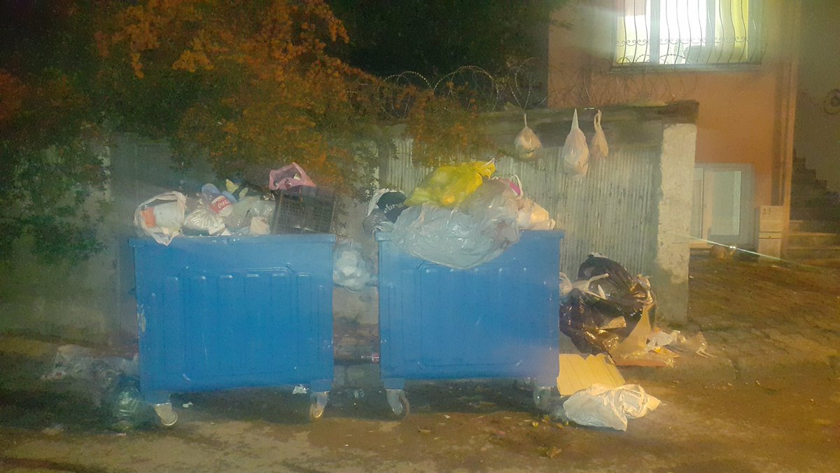 DepresifPolyan9's tweet photo. Üsküdar çöp cumhuriyetine hoşgeldiniz. Temizlik personelleriniz grevde mi sayın başkan. Bu çöpler burda fosilleşti! @hilmiturkmen34 https://t.co/O9wzDPgWmW