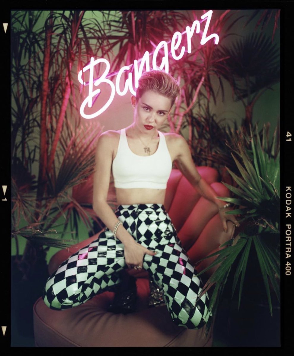 MileyCyrus's tweet photo. Happy 6 year anniversary #Bangerz !!!! 🍌 🤘 👅 🖤 Here’s to 6 more years of pissing people off! https://t.co/lkiLkxggP8