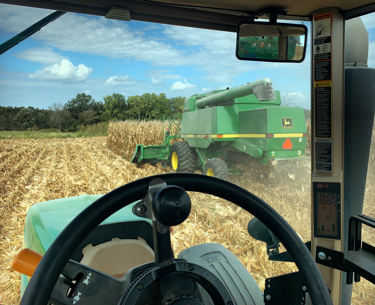 PrairieViewSeed's tweet photo. Perks of the job....classic country on the radio &amp; this view, not a bad day!! 🌽 
#prairieviewseed 
#withyoufromthewordgo 
@PioneerSeeds https://t.co/Kp7Nv36thl