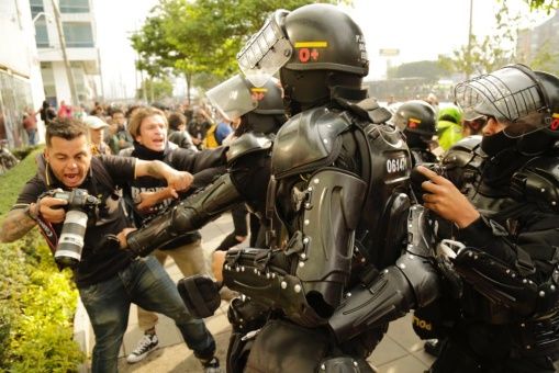 Tres fotos recientes Ecuador y Colombia, resulta que esas ¨democracias¨ tienen todo el derecho a reprimir y la OEA guarda silencio, el imperio calla. La pregunta es ¿por qué entonces condenar a Cuba?tenemos 60 años sin gases lacrimógenos, ni balas de goma <a href="/UJCuba/">UJC</a> <a href="/DiazCanelB/">Miguel Díaz-Canel Bermúdez</a>