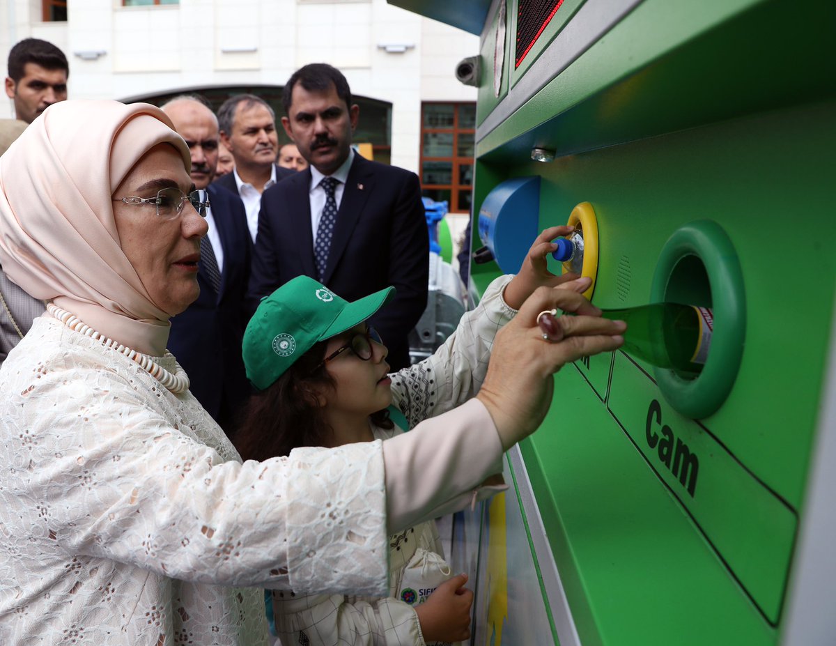 EmineErdogan's tweet photo. Bugün, #SıfırAtık Projesi kapsamında Çevre ve Şehircilik Bakanlığımız tarafından Türkiye’nin ilk Sıfır Atık ilçesi olma yolunda pilot bölge seçilen Kızılcahamam’da geri dönüşüm çalışmalarını yerinde gördüm. @csbgovtr https://t.co/dFFQJNFObF