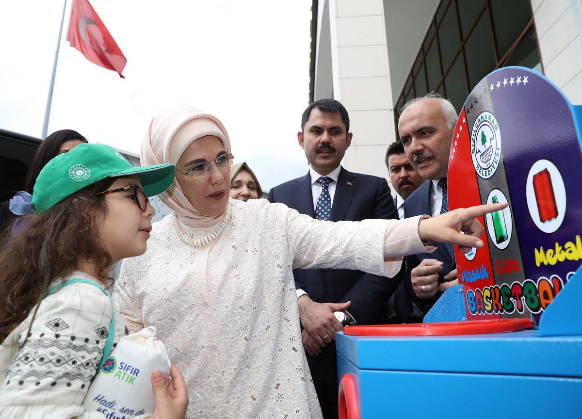 EmineErdogan's tweet photo. Bugün, #SıfırAtık Projesi kapsamında Çevre ve Şehircilik Bakanlığımız tarafından Türkiye’nin ilk Sıfır Atık ilçesi olma yolunda pilot bölge seçilen Kızılcahamam’da geri dönüşüm çalışmalarını yerinde gördüm. @csbgovtr https://t.co/dFFQJNFObF