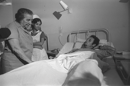 גולדה בביקור פצועים מהקרבות בבית החולים תל השומר, 15.10.1973.צילום: הרמן חנניה - לע"מ