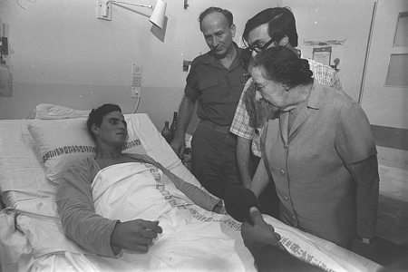 גולדה בביקור פצועים מהקרבות בבית החולים תל השומר, 15.10.1973.צילום: הרמן חנניה - לע"מ