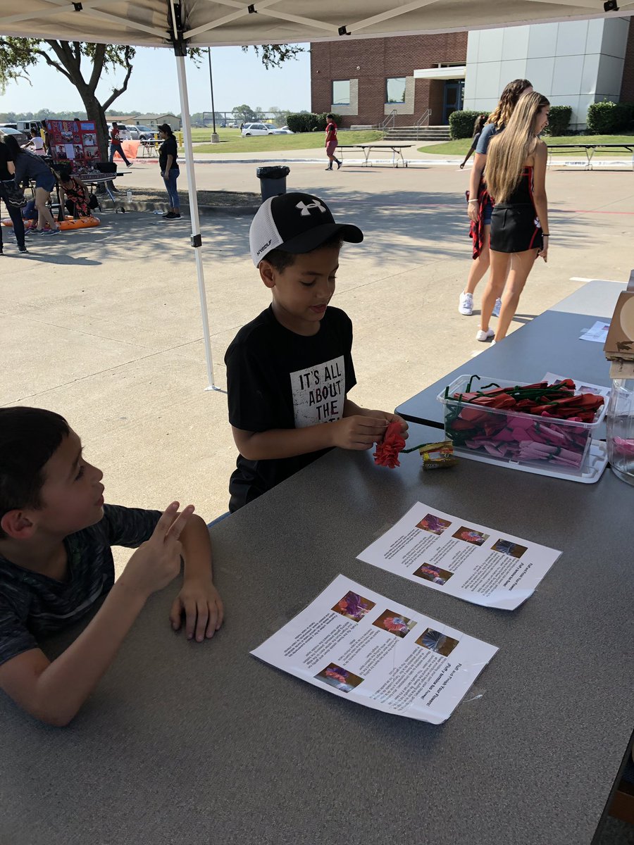 kbottoms12's tweet photo. Having a great time at the JHHS Fall Festival! #JHHSlib #readyall #mackeyes https://t.co/9wKD09XDTQ