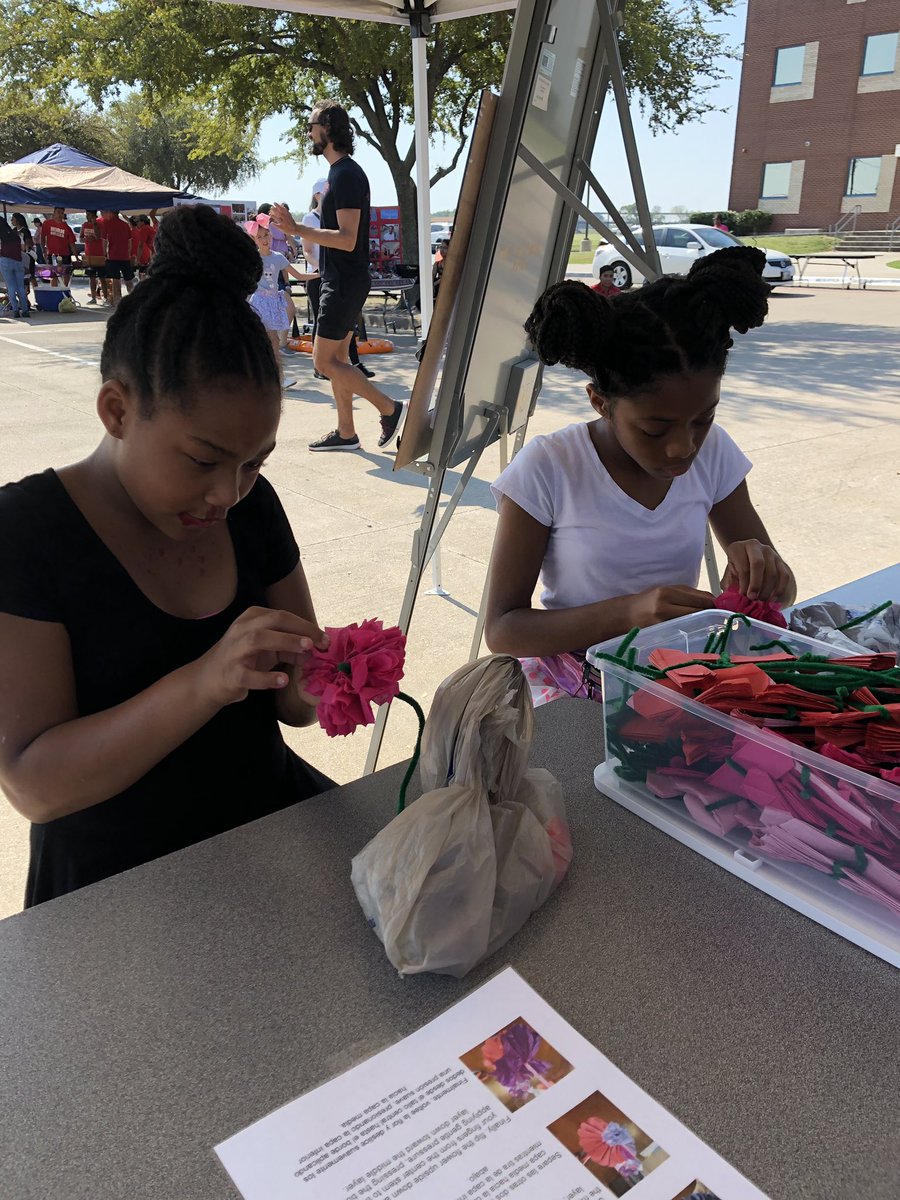 kbottoms12's tweet photo. Having a great time at the JHHS Fall Festival! #JHHSlib #readyall #mackeyes https://t.co/9wKD09XDTQ