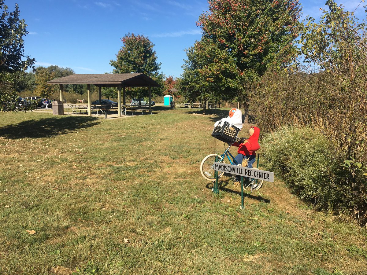 TriStateTrails's tweet photo. Looking for some free fall family fun? Head on down to @greatparks Armleder Park Trail to check out Scarecrow Row, now through October 27! #seeyouonthetrail #CROWNcincinnati #tristatetrails https://t.co/UrJEwtlGWJ