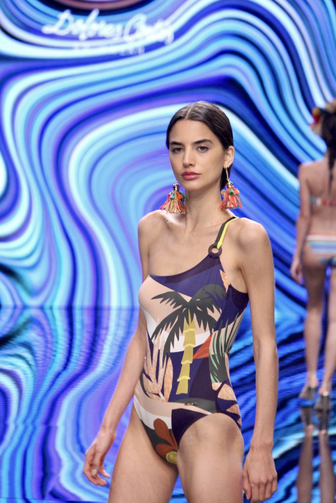 La colección de <a href="/_Dolores_Cortes/">Dolores Cortés</a> en #GranCanariaSFW se inspira en las civilizaciones antiguas, prendas monocromáticas con relieve; tropical fusión, y celebra la individualidad, la diversidad y las distintas culturas; y por último, lo esencial y minimalismo. #moda #swimwear
