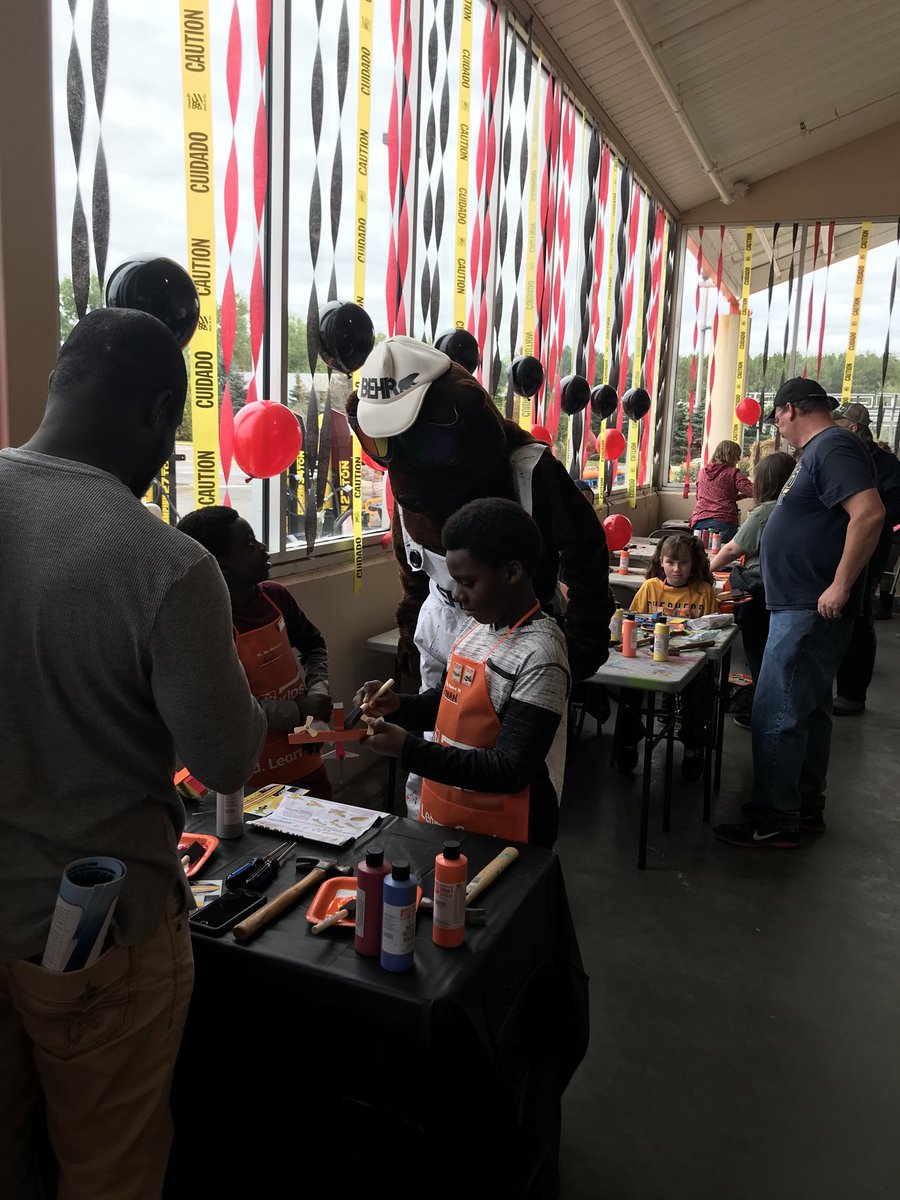 EmmyKrueger's tweet photo. Da Behr Bear was in da house! Great turnout for our #FireSafetyAwareness Event! #THD2732 ⁦@197HD⁩ ⁦@fred_behr⁩ https://t.co/QhzVu6Z9Vh