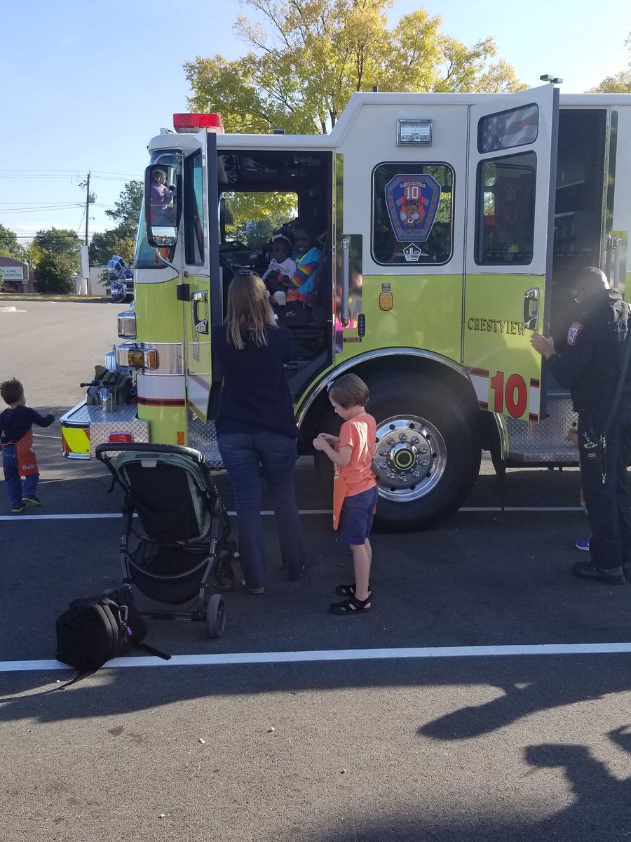 DrewHD1110's tweet photo. Fire Safety Day at 4632! @XConnollyJr @SawyerLadawn @dpattersonTHD @brad033060 https://t.co/OVpbbXKlzC