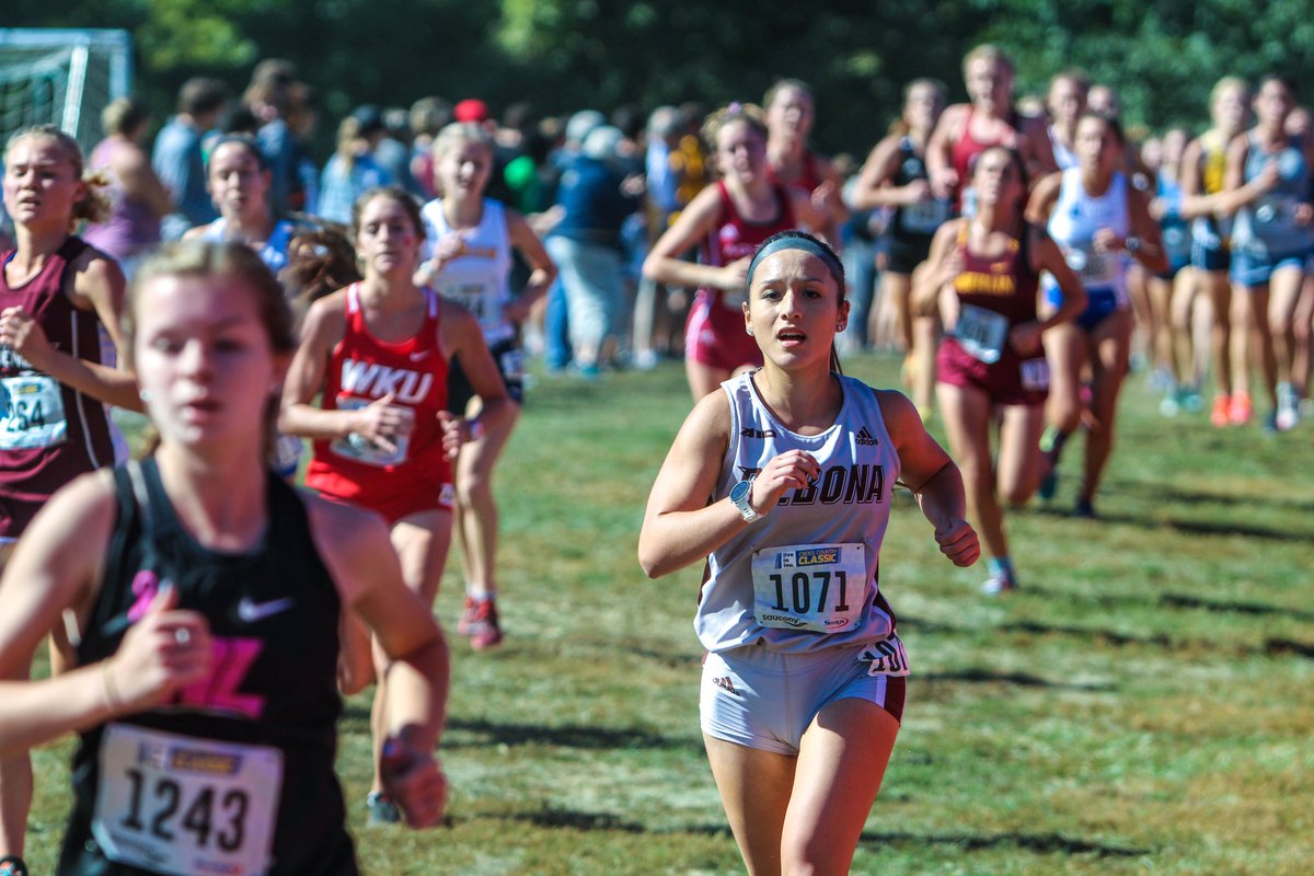 BonniesXCTrack's tweet photo. #Bonnies finish 6th out of 62 teams competing in the Women's Blue Race here in Louisville. Our top times (including 2 more program top-10s!):

Beeman: 19:11.3 (8th in SBU history)
Henry: 19:18.8 (9th in SBU history)
Larkman: 19:31.9
Clawson: 19:34.3
Robertson: 19:36.6

#Unfurl https://t.co/IrOCsVZ530