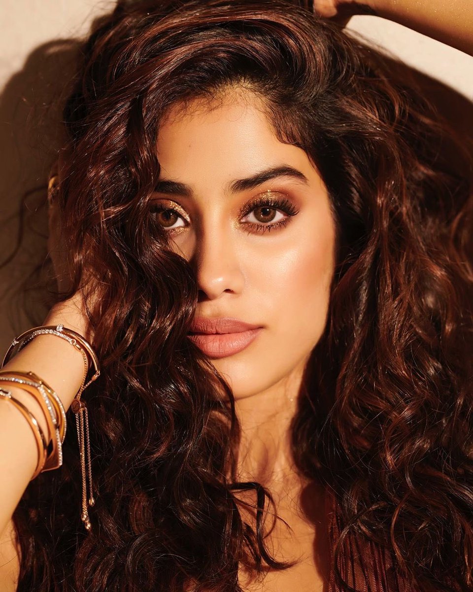 RealFirstBuzz's tweet photo. Up your game like _JanhviKapoor 😍💥😍
.
.
.
.
.
#bollywoodhot #janhvikapoor #bollywoodactresses #perfectmakeover #shelookssoperfect #glamlooks #perfectangle #pictureperfectphotos https://t.co/5iZnGKsR8m-Team FirstBuzz #RealFirstBuzz #FirstBuzz