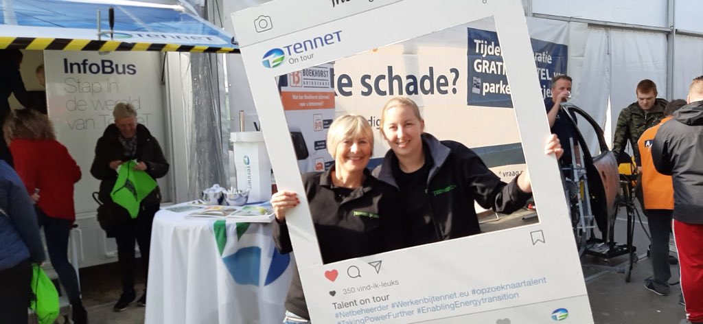 Samen met #Tjerryverhoeven van @VNONCWarnnijm op de techniekdag. We hopen zo interesse van kinderen te ontwikkelen voor technische beroepen! En #samenkomjeverder #ondernemen #passievoortechniej #ondernemen #samenwerken