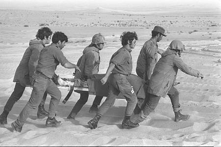 פינוי פצועים בחזית הדרום.צילום: רון אילן - לע"מ