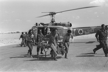 פינוי פצועים בחזית הדרום.צילום: רון אילן - לע"מ