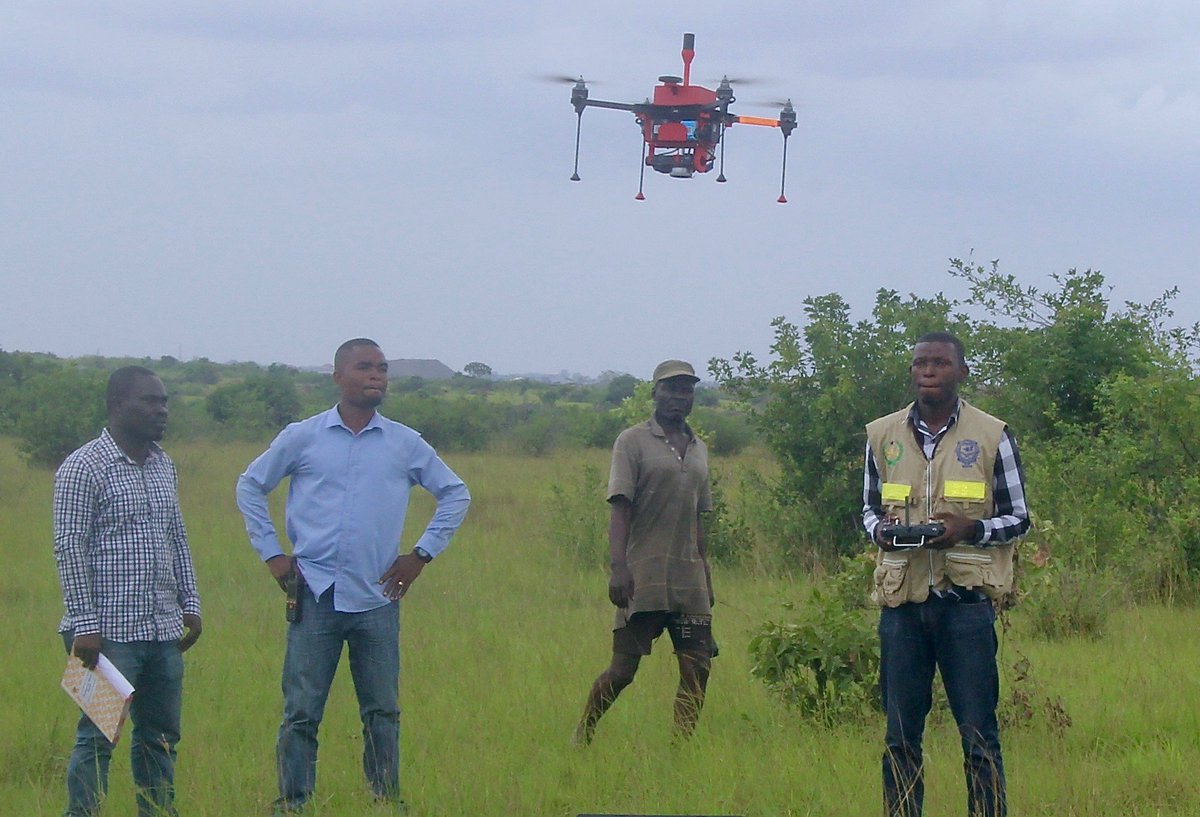 WVol_'s tweet photo. Self-sufficient from solder to #pixel, #landsurveyors from Survey and Mapping Division of #Ghana at work. They build and use #drones, then they make maps of fields and #landparcels. Confidence is key to local innovation. Trained and equipped with support from #OmidyarNetwork. https://t.co/HtUxUddo1u