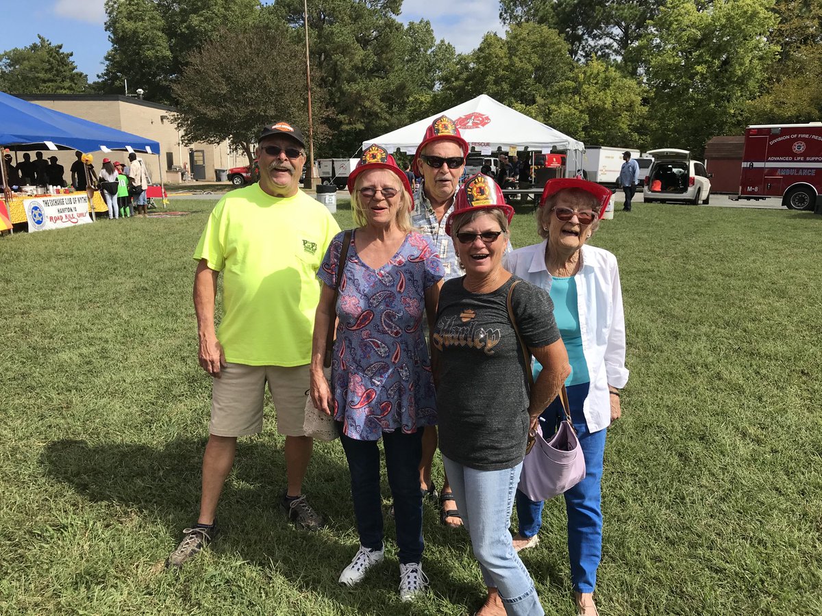Randy_BHS_ALPS's tweet photo. Community Members thanking our ALPS students for volunteering at this awesome event....  Come on Down!!!  Food is great! https://t.co/rtlB4K5Xu4