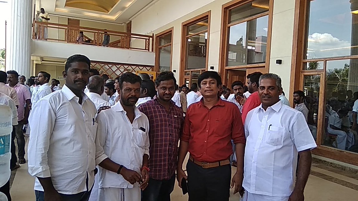 TtvSathish's tweet photo. எனக்கு பிடித்த மக்கள் செல்வர்.

அரசியல் என்றாலே வெறுத்த காலத்தில் அரசியலில் காலடி வைத்து இளைஞர்களை கவர்ந்த பாங்கு,

நடிகர்களின் பின்னால் கூடிய இளைஞர்கள் கூட்டத்தை தன் பின்னால் கூட வைத்த வசீகரம், https://t.co/ogIuXq4a0q