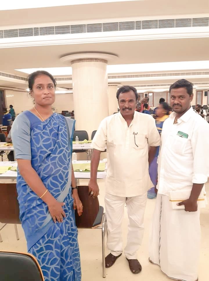 TtvSathish's tweet photo. எனக்கு பிடித்த மக்கள் செல்வர்.

அரசியல் என்றாலே வெறுத்த காலத்தில் அரசியலில் காலடி வைத்து இளைஞர்களை கவர்ந்த பாங்கு,

நடிகர்களின் பின்னால் கூடிய இளைஞர்கள் கூட்டத்தை தன் பின்னால் கூட வைத்த வசீகரம், https://t.co/ogIuXq4a0q