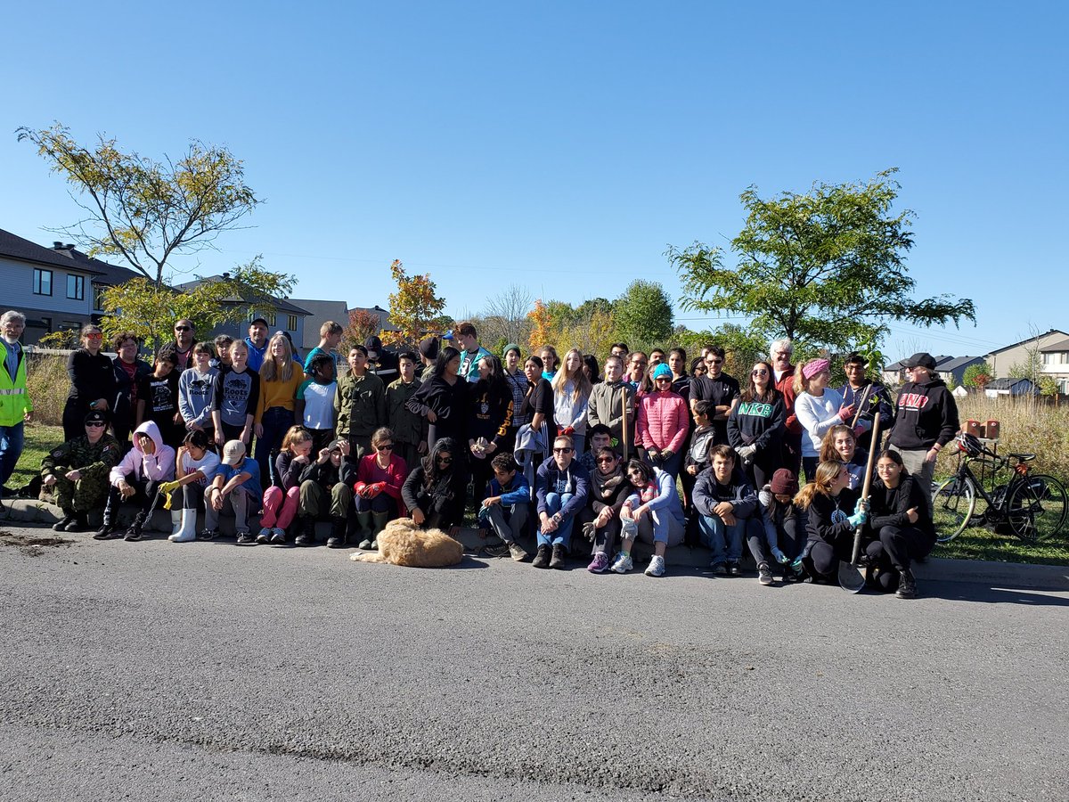 2317RCACC's tweet photo. This morning we assisting @RSCAssociation with planting trees and shrubs.  Paying back to our community to a great way to learn about citizenship! A fantastic opportunity meet our neighbours and local politician @gghamari that came to aid as well!#2317rcacc #2317army #Ottawa https://t.co/EsjnmCUeQe