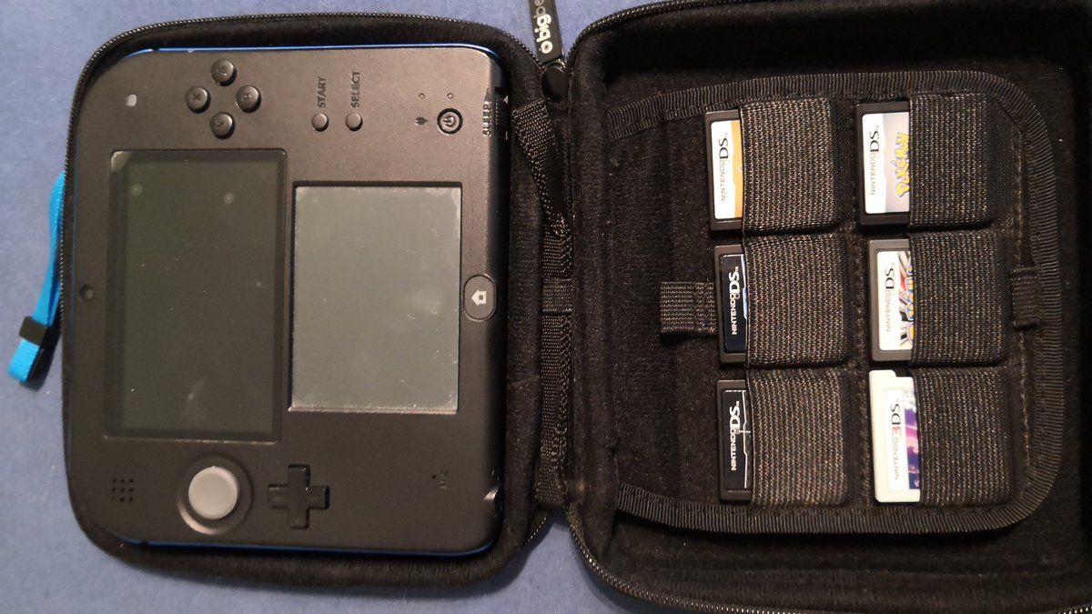 Heute ist ein guter Tag, da ich meinen 2DS von <a href="/NintendoDE/">Nintendo DE</a> wiedergefunden habe. Ich dachte, dass ich den verloren hätte, doch tauchte er nun bei Aufräumarbeiten in meinem alten Kinderzimmer auf! 😄 Ich habe noch jedes <a href="/Pokemon/">Pokémon @ Lumiose City 🥐</a> Spiel, sogar jeweils in beiden Ausführungen.
- Alex