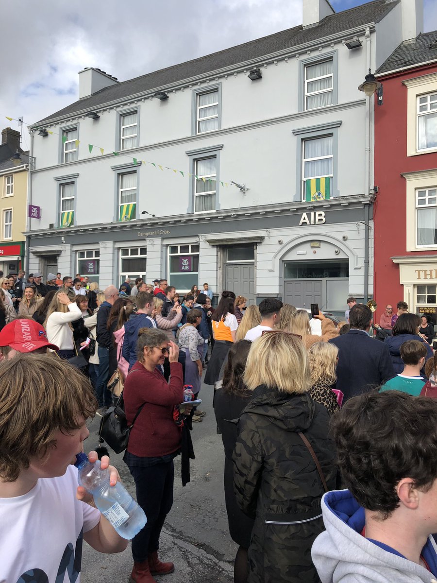 sean_collum's tweet photo. Fantastic day at Dingle Food Festival. Big thanks to all the staff from across AIB North Kerry who joined us on the trail. Fab food, great atmosphere and weather held out too !! Well done to the organizing committee. #Dinglefoodfest 
@colmcooper13 @Jamesod7 @KieranCons https://t.co/pJ4ft41ADy