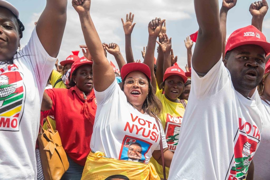 FRELIMO_'s tweet photo. Namaacha parou e vibrou com o Candidato da FRELIMO Filipe Nyusi. 
 Na sua mensagem insistiu na necessidade de manter aceso o espirito vencedor dos Moçambicanos.

#VotaFrelimo #VotaNyusi
#EcontigoQueDaCerto https://t.co/5KrAmt1BBm