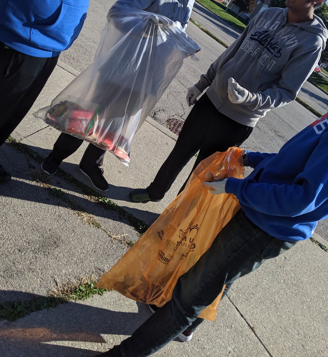 What a great day to clean up our environment around @SaltfleetHWDSB along with @robotics_sdhs and @frc2056. Thank you  @cityofhamilton for providing us with garbage and recycling bags. #teamuptocleanup

@CANFIRST @RoboticsHWDSB #2056WaysToInspire #FIRSTprojectgreen