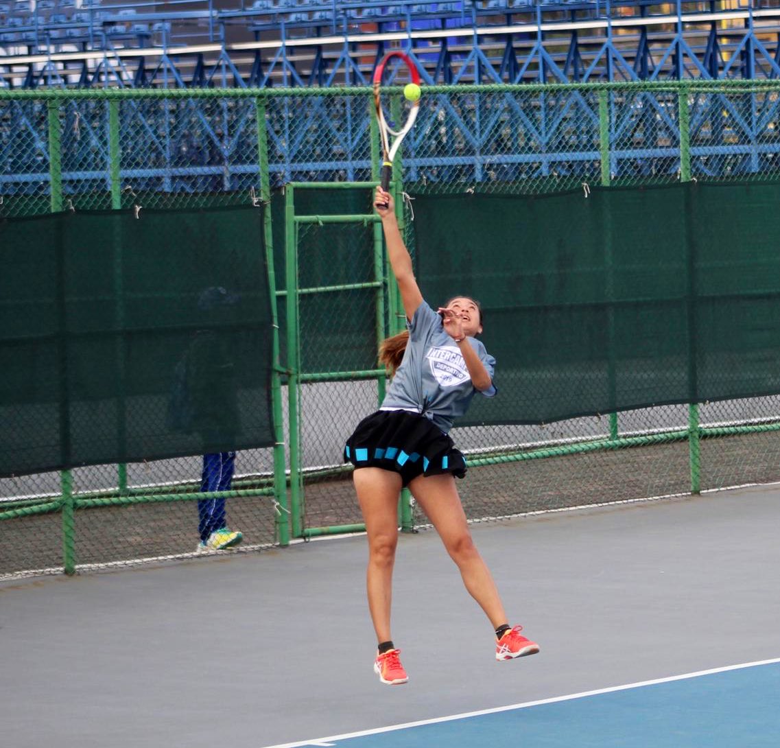 TECcampusCVA's tweet photo. Remontando desde abajo y con 2 raquetas rotas, Valeria Robles consigue el triunfo en Tenis Singles Juvenil 🎾 ante @Tec_CCM 6-3 / 6-0 #IntercampusTec ¡Con todo Cuerna! #SoyTec #CampusCuerna 💙👌🏻 https://t.co/e7UeyPqznP