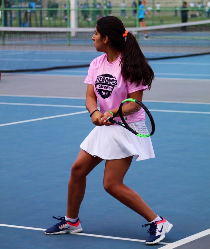 TECcampusCVA's tweet photo. Remontando desde abajo y con 2 raquetas rotas, Valeria Robles consigue el triunfo en Tenis Singles Juvenil 🎾 ante @Tec_CCM 6-3 / 6-0 #IntercampusTec ¡Con todo Cuerna! #SoyTec #CampusCuerna 💙👌🏻 https://t.co/e7UeyPqznP