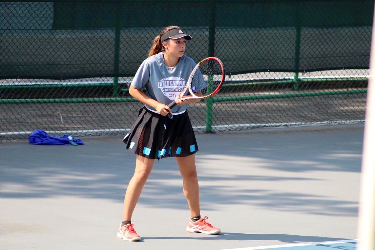 TECcampusCVA's tweet photo. Remontando desde abajo y con 2 raquetas rotas, Valeria Robles consigue el triunfo en Tenis Singles Juvenil 🎾 ante @Tec_CCM 6-3 / 6-0 #IntercampusTec ¡Con todo Cuerna! #SoyTec #CampusCuerna 💙👌🏻 https://t.co/e7UeyPqznP