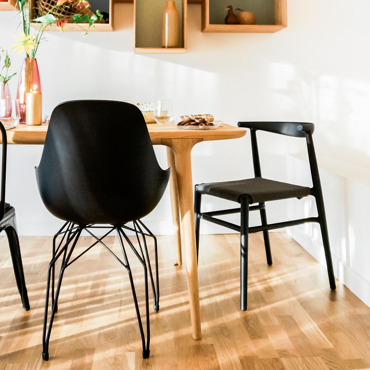 NuansDesign's tweet photo. We love when #modern pieces are incorporated into #rustic aesthetics. What are your favorite style combinations?
Pictured: Joi Twenty by @ToouDesign
#nuansdesign #interoirdesign #diningroom #dining #diningroomdecor #diningroominspo #dining #homeinspo #restaurant #stacking https://t.co/ZVfgMX3xhp