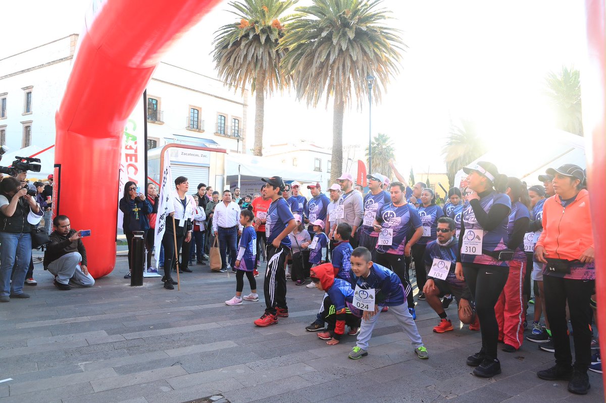 ATelloC's tweet photo. 🔵 La generosidad de los zacatecanos es algo que nos ha caracterizado, felicito a @amanczacatecas y a los participantes de la carrera “Corriendo por la Vida”. Acciones como esta contribuyen a que #Zacatecas supere la media nacional del porcentaje de sobrevida en cáncer infantil. https://t.co/t86VIoXUYS