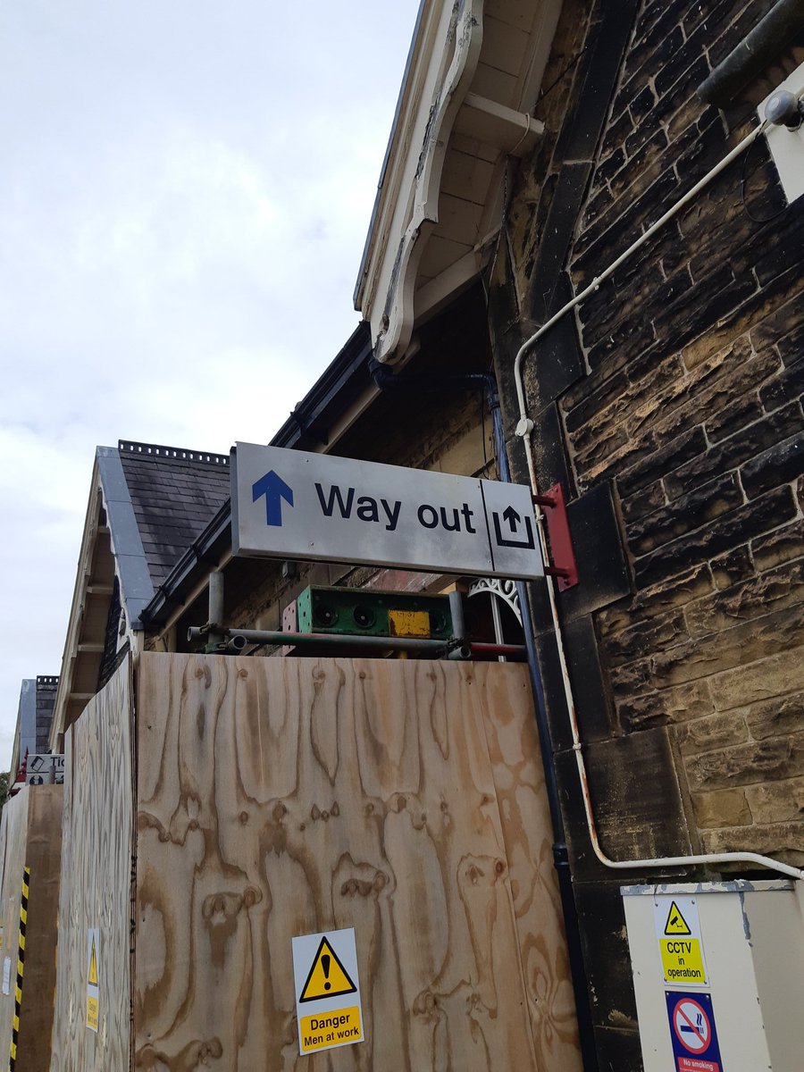 A few from today for <a href="/_doublearrow/">doublearrow.co.uk</a> @ShowMeASignBryn @bluebordersigns <a href="/RoadsignReport1/">Road(&rail)sign Reporter</a>