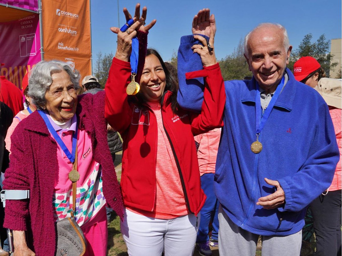 kantor_pauline's tweet photo. Junto a + de 2 mil #AdultosMejores compartimos una mañana de act. física y deporte, con Caminata 60+ organizada junto a @ucatolica . Lo mejor fue que en todo Chile nuestros #adultosmejores salieron a las calles a hacer deporte y a mostrar toda su fuerza y motivación #ChileSeMueve https://t.co/p0TF8V8kKj
