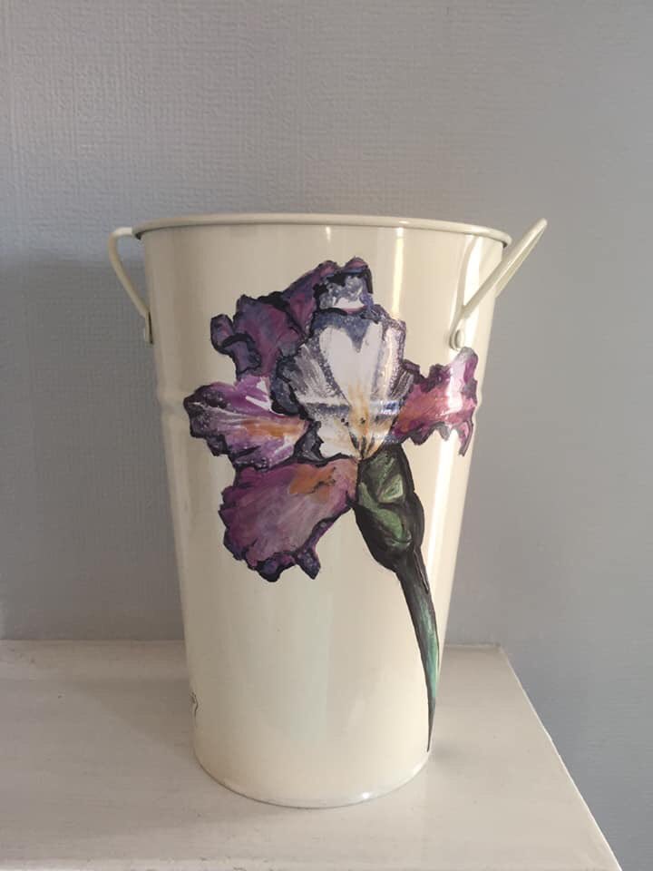 BrawBuckets's tweet photo. #iris #handpainted #gift #unique #vase #flowers #usefulgift #brawbuckets https://t.co/5nS0T8NueS