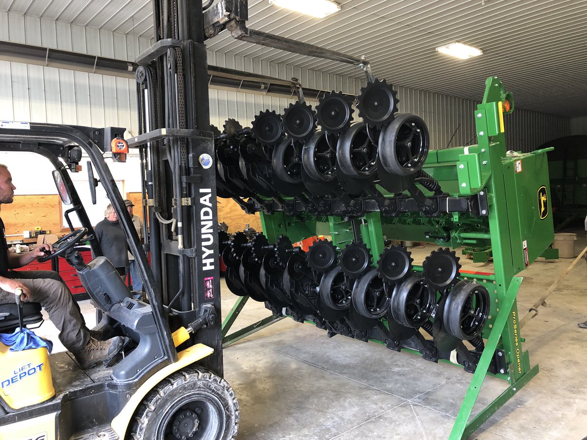 dietrich_ed's tweet photo. @AdamJPfeffer @WheatPete @paulvdietrich @FosterFarms_1 @ainleafarms VF tires don’t worry Adam ..... was a fun build ! Big thanks to all involved and those behind the scenes to make this happen! Driving farm reasearch for our members #ontag #MSCIA https://t.co/fOwEVXWsqz