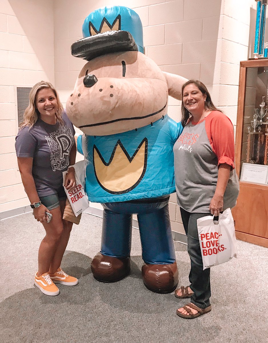 Last night I had the opportunity to meet Dav Pilkey and tell him about the awesome things going on at <a href="/PowhatanES/">Powhatan Elementary</a> 📚He is a super nice guy who is so supportive of librarians and teachers! I can’t wait to share my experience with the students!!