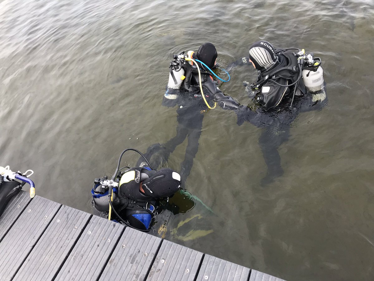HARKEStransport's tweet photo. De mannen hebben gelukkig eens een minder (🙄😬) gevaarlijke sport uitgezocht 🤦🏼‍♂️ #livetodive https://t.co/DNN8MKNPtr