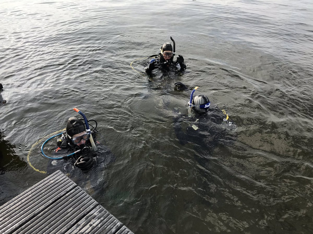 HARKEStransport's tweet photo. De mannen hebben gelukkig eens een minder (🙄😬) gevaarlijke sport uitgezocht 🤦🏼‍♂️ #livetodive https://t.co/DNN8MKNPtr