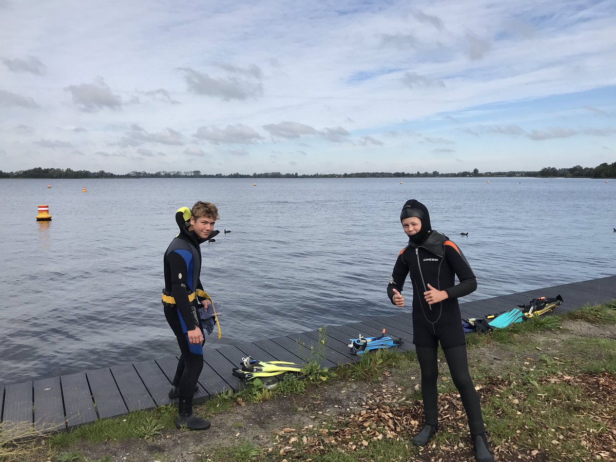HARKEStransport's tweet photo. De mannen hebben gelukkig eens een minder (🙄😬) gevaarlijke sport uitgezocht 🤦🏼‍♂️ #livetodive https://t.co/DNN8MKNPtr