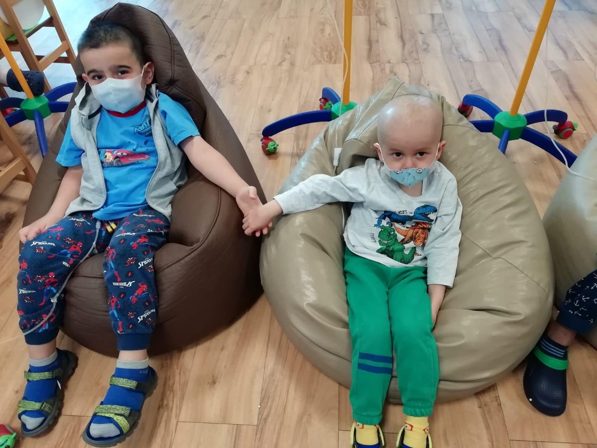 ustunezer's tweet photo. Unutmayalım ki
bir çocuğun hayatından daha değerli ve önemli bir şey olamaz.
LÖSEV + kurucusu Dr. Üstün Ezer ve arkadaşları 
tam 20 yıldır Lösemili Çocuklar için bu gerçeği hayata geçirmektedir.
LÖSEV gönüllü ve bağışçısı olan tam 4 milyon kişi bu gerçeği görüyor ve sahip çıkıyor https://t.co/4965Q4GrGe