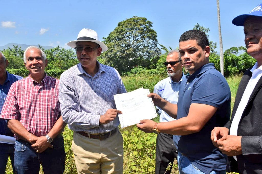CodiaCentral's tweet photo. Con la presencia de nuestro Pte. nacional, Ing. @dionisionavarro y miembros de la Junta Directiva Nacional, entregan cheque de saldo de los terrenos donde se construirán las oficinas y la Casa Club Codia Bonao.

#CodiaInforma #TodosSomosCodia https://t.co/E8KY6dKjxQ