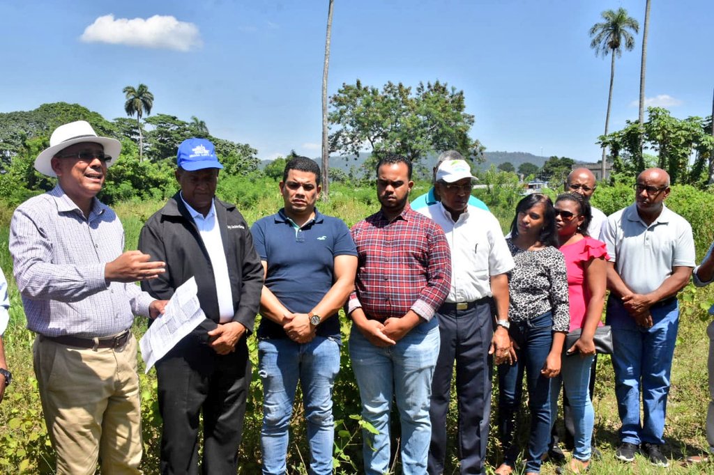 CodiaCentral's tweet photo. Con la presencia de nuestro Pte. nacional, Ing. @dionisionavarro y miembros de la Junta Directiva Nacional, entregan cheque de saldo de los terrenos donde se construirán las oficinas y la Casa Club Codia Bonao.

#CodiaInforma #TodosSomosCodia https://t.co/E8KY6dKjxQ