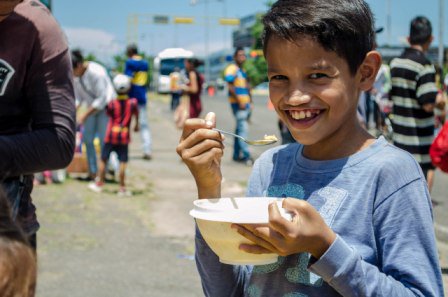 ElCambioLara's tweet photo. Estamos compartiendo con nuestra gente un plato de sopa con nuestra gente, domostrándoles que podemos ser solidarios aun en estos tiempos difíciles. #SolidariosConNuestraGente https://t.co/FahBHuBuQe