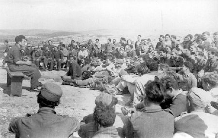 גם החבר'ה מהצ'יזבטרון הגיעו לבדר את החיילים.מקור תמונה:  http://albums.timg.co.il/ForumsGallery/medium/1076302.jpg?time=0