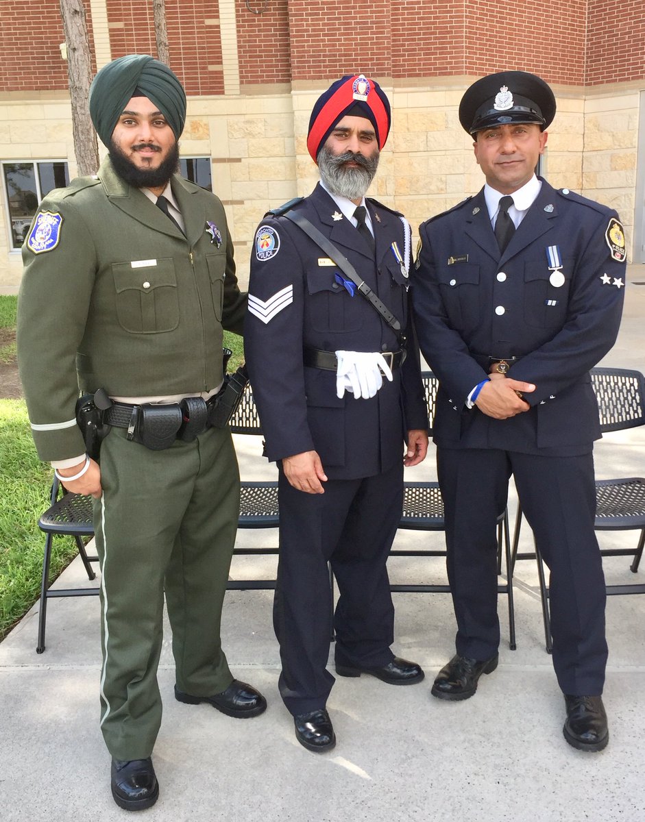 Kal_Dosanjh's tweet photo. There is strength and comfort in standing amongst a brotherhood during the darkest hours. Paying homage to our fallen brother #Deputysheriffsandeepdhaliwal #HarrisCountySheriffs #RestInPeace #family #LawEnforcement #police #community #sikh https://t.co/6RIV1qErs8