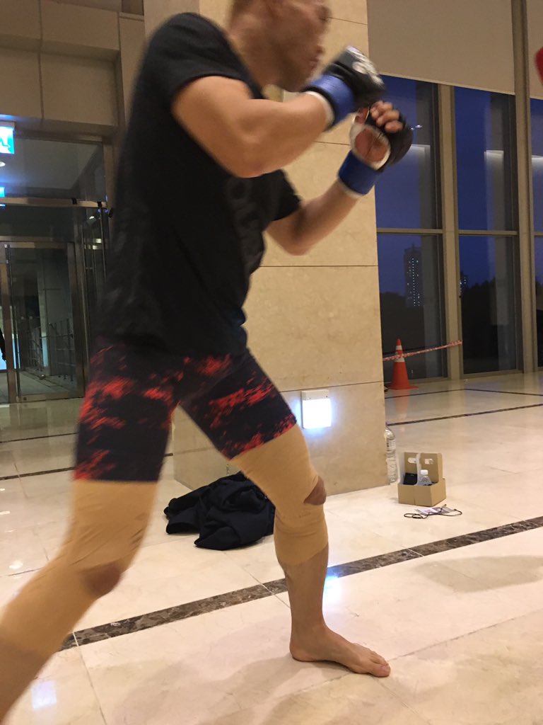 Lim Dong Joo選手
Seo Ji Yeon選手
そして我らのチョモランマ1/2選手！
バンテージ巻き巻き
気に入ってくれたようです。
膝テーピングもできまーす😄

#double_g #mma #総合格闘技 #チョモさん #拳大事マンブラザーズ #handwraps #sportstape