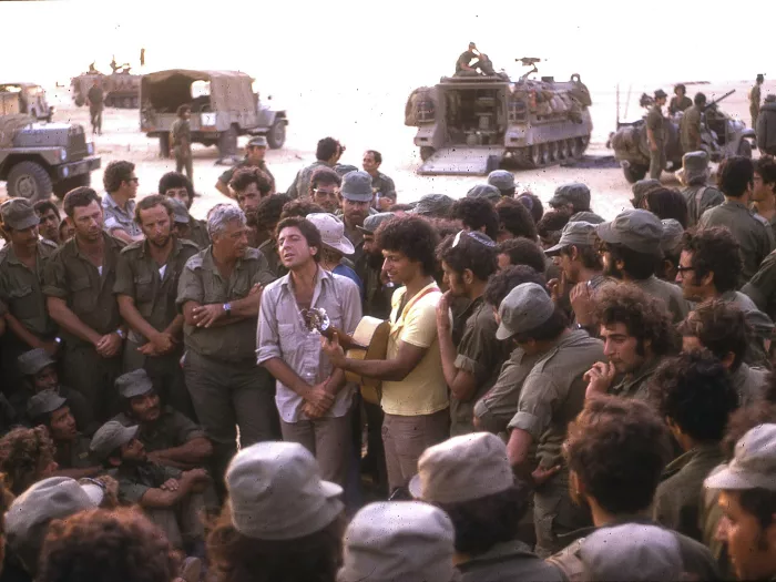 אמנים רבים הסתכנו והתנדבו להגיע ולהופיע בחזית אל מול חיילי צה"ל, המפורסם שבהם, יקיר החשבון, לאונרד כהן ז"ל, שהגיע לחזית עם מתי כספי, אילנה רובינא ופופיק ארנון, ביוזמתו של אושיק לוי.צילום תמונה 1: אורי דן, באדיבות גלריה פרקשצילום תמונה 2: קובי דורון