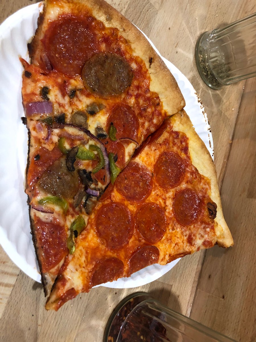 RatsRebellious's tweet photo. @bighuntGU #Nomz

Lunch at Wiseguy Pizza https://t.co/0N3uBRh7AC